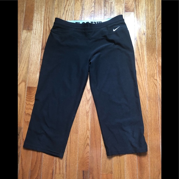 Nike black cropped leggings
